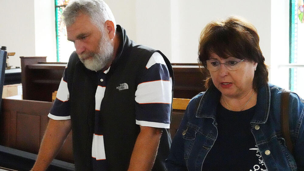 Jiří a Irena Kreiselovi, zakladatelé Nadačního fondu Jablonecké varhany, sledují práci jeřábu.
