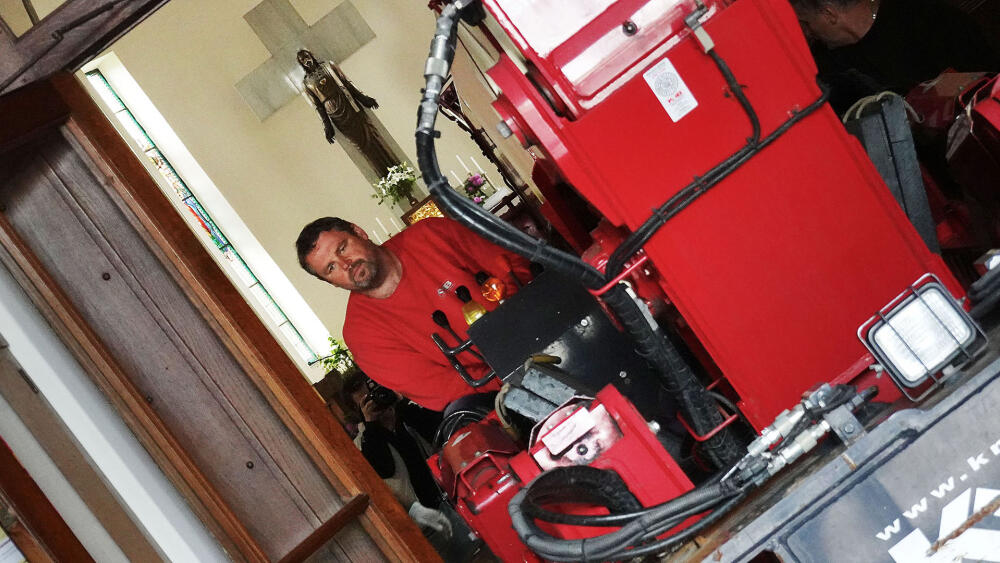 Jeřáb zapůjčil KMB Stavební servis. Se strojem s milimetrovou přesností pracoval strojník Martin Veníček.