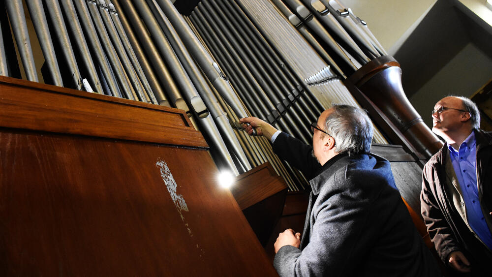 Závěrečný koncert byl zakončený symbolickou demontáží píšťal prospektu. Právě jde dolů první píšťala.