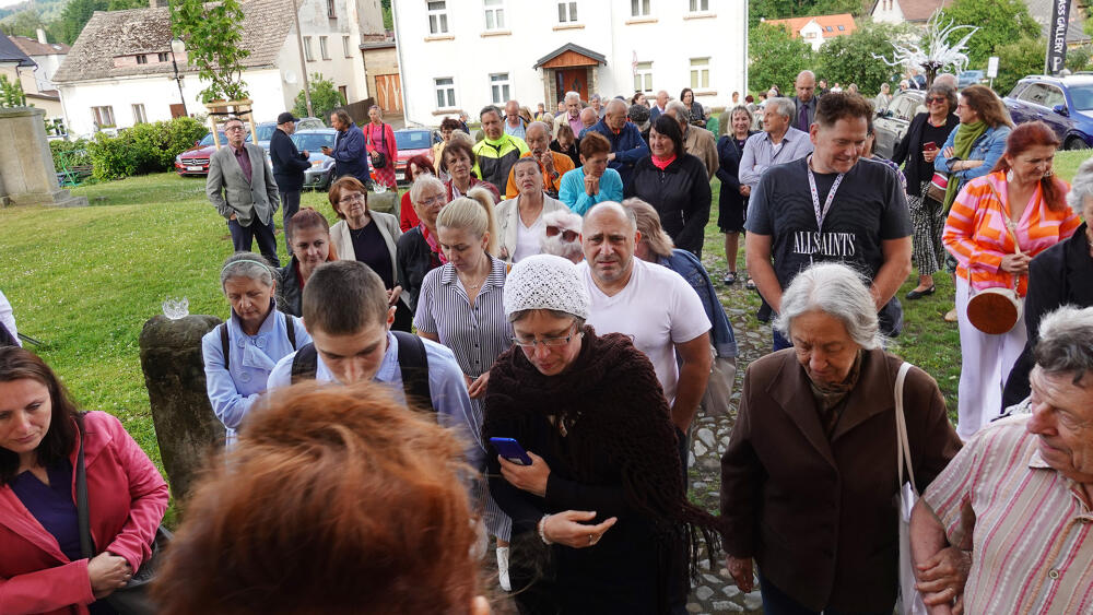 Kunratická část dvojvernisáže. Procesí vyznavačů umění se valí do kostela.