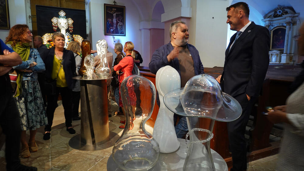 Na vernisáži nemohl chybět hejtman Martin Půta (zachycen během rozhovoru se sklářem Vladimírem Šváchou).