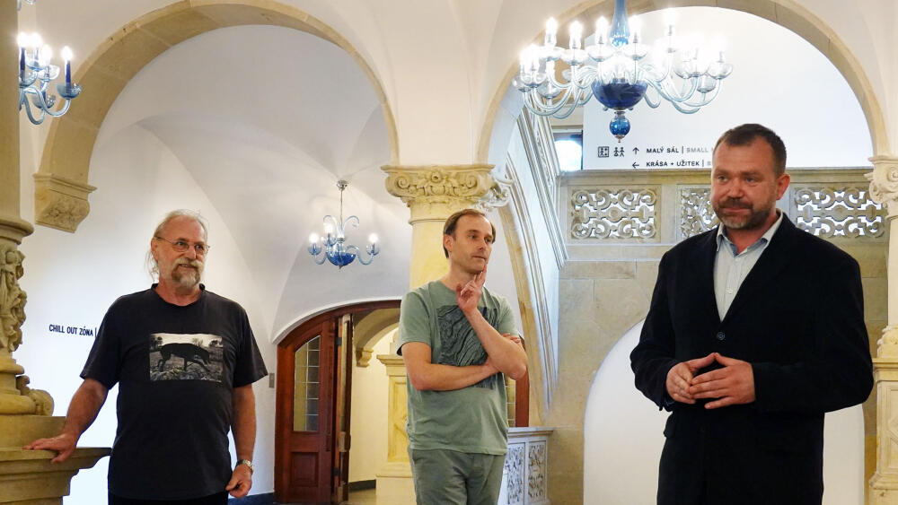 Zahájení výstavy. Petr Šimr (vlevo), kurátor výstavy Luděk Lukůvka a Jiří Křížek, ředitel Severočeského muzea v Liberci.