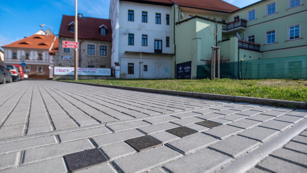  V dlažbě chodníků ulic České Lípy je zasazeno čtrnáct pamětních destiček. Jsou v místech, kde v minulosti žili židovští občané města.