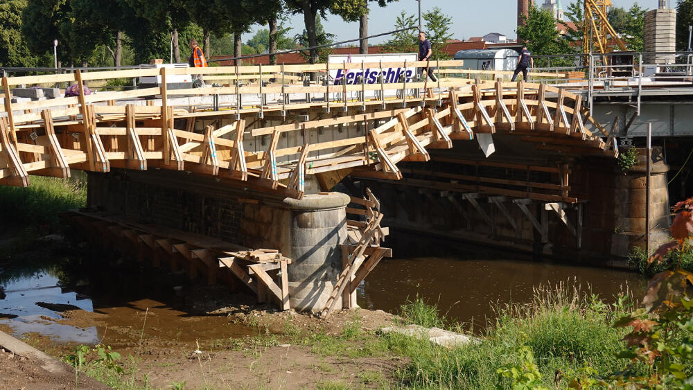 Detail rekonstruovaného mostu. Oblouky z kamene a betonu byly zcela rozebrány kvůli opravě nosných pilířů.
