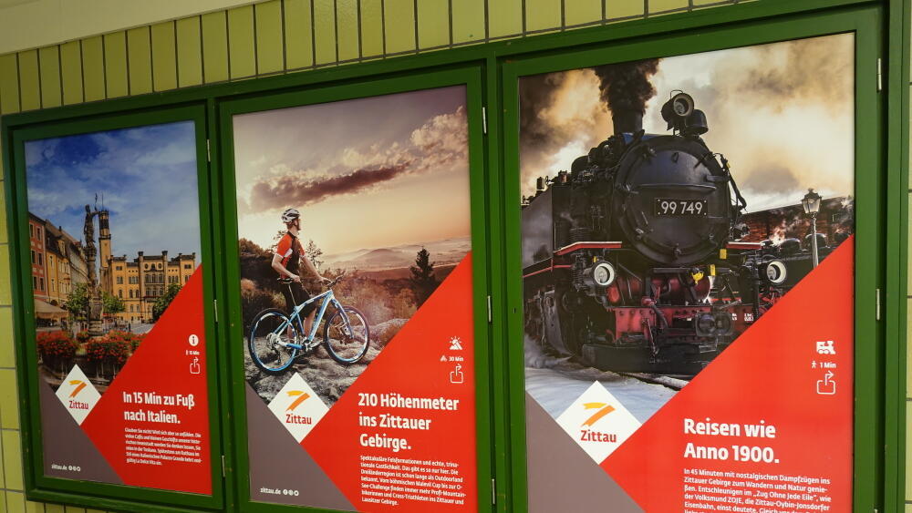 Pro Horní Lužici má dobře fungující úzkokolejka velký turistický (a tedy i ekonomický) potenciál. Na hlavním nádraží stačí vystoupit z vlaku, přejít pár desítek metrů a jste v 19. století.