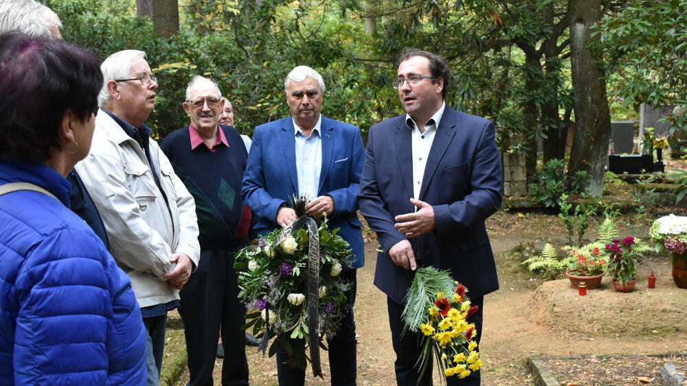 Jaromír Dvořák (vpravo) během pietního aktu na novoborském lesním hřbitově.