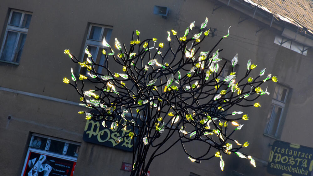 Například kruhový objezd přímo v centru zdobí skleněný strom Bořka Šípka.