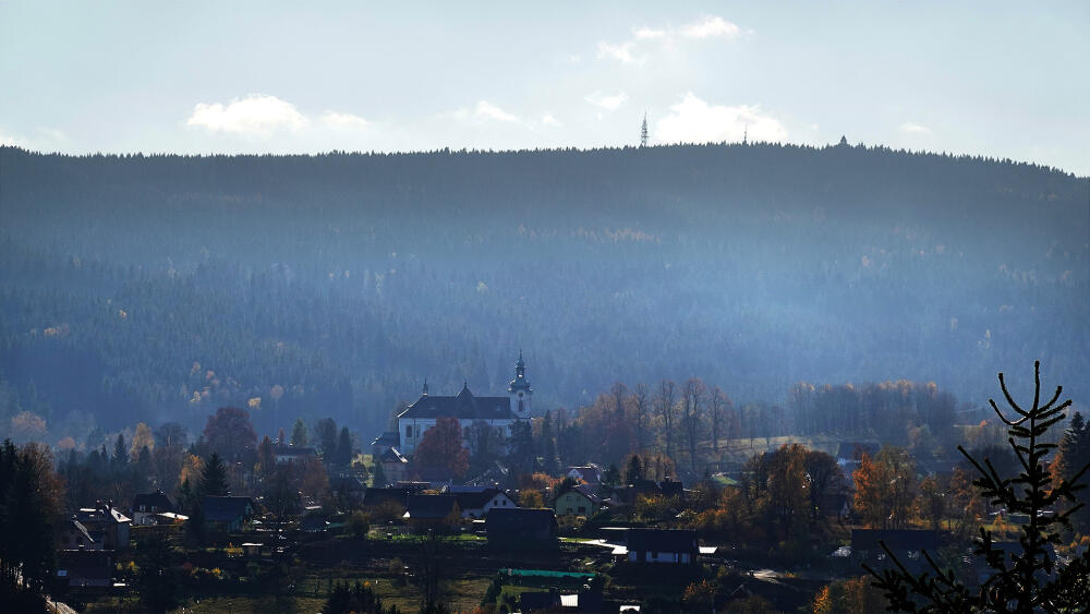 V popředí smržovské Hradčany, na obzoru Černá Studnice.