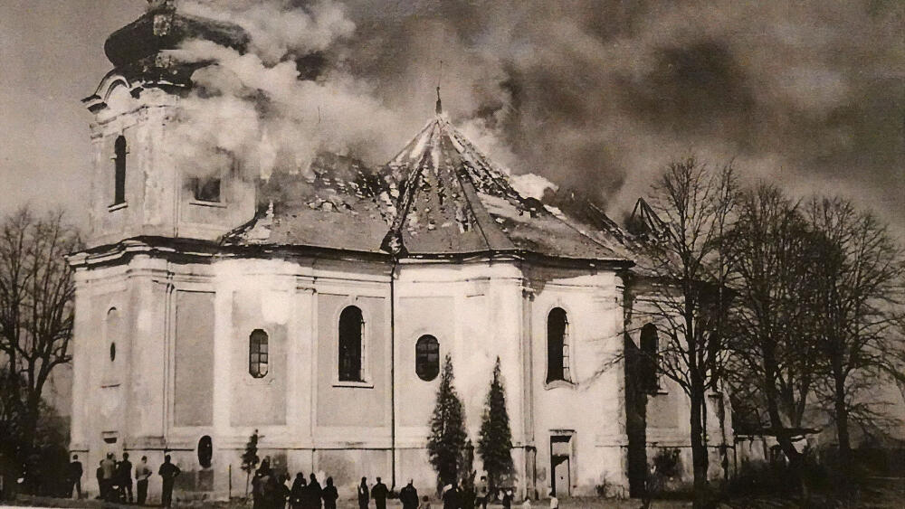 Obyvatelé Smržovky sledují požár. Reprofoto z informačního panelu.