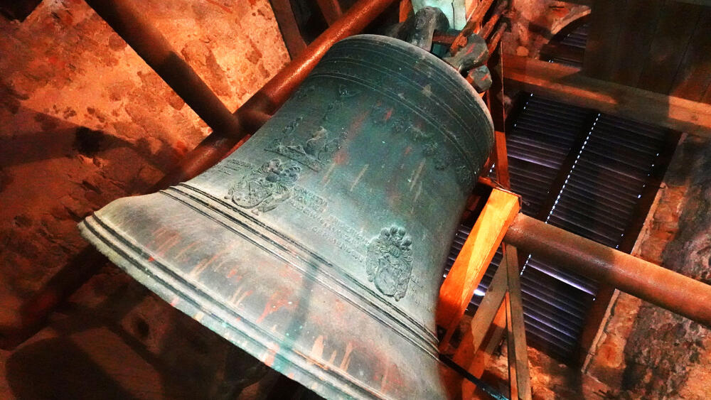 Jediný zvon kostela je starší než kostel a je na něm vypsán úplně jiný příběh.
