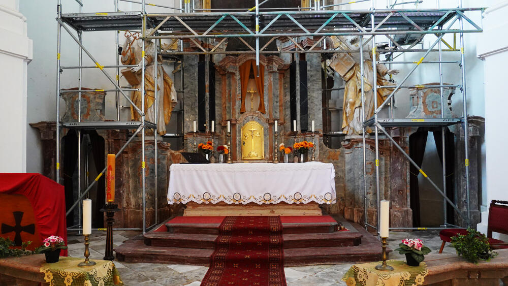 Na rokokovém oltáři již pracují restaurátoři...