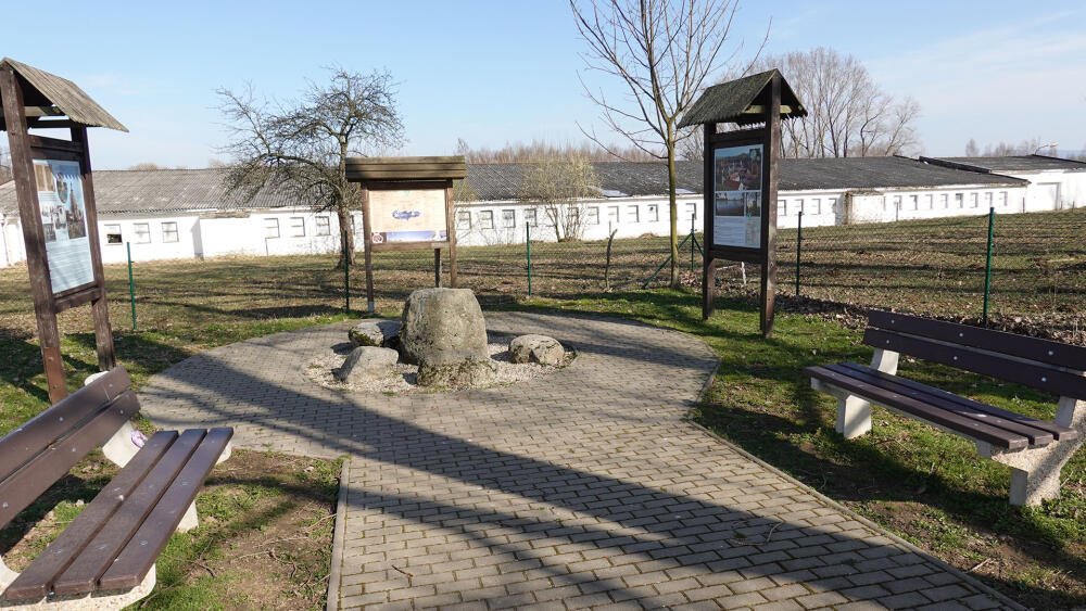 Průsečík 51. rovnoběžky s 15. poledníkem v Andělce.