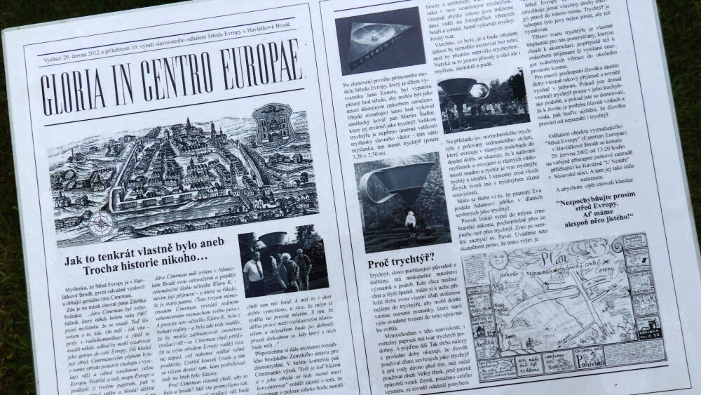 Informační panel nenechává nikoho na pochybách, že právě stojíte uprostřed Evropy.