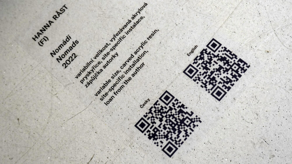 Díla zahraničních autorů doprovázejí QR kódy s odkazy na autory a jejich tvorbu. Škoda, že toto chybí u ostatních děl.