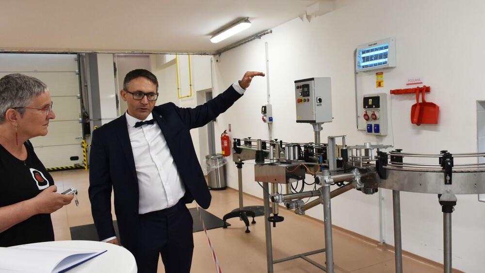 ...a zde vstupují do procesu prázdné lahve..