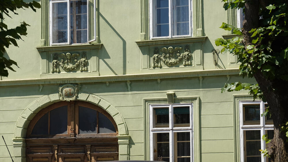 Detail jednoho z domů na Náměstí Svobody.
