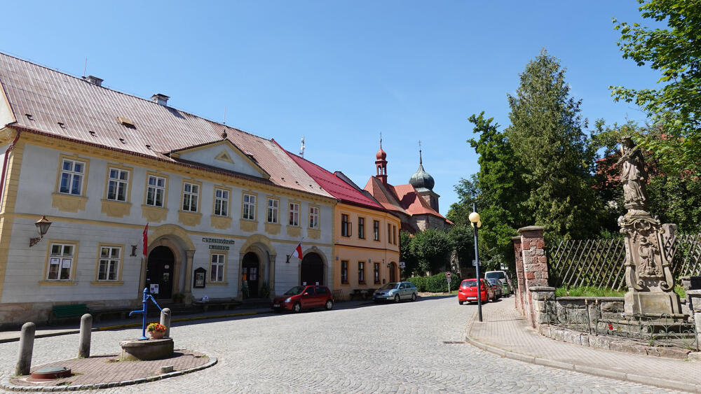 Vlastivědné muzeum je zároveň infocentrem. V pozadí vykukuje kostel sv. Jiljí.