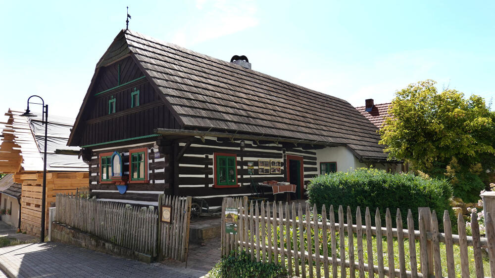 Součástí muzea je roubenka, ve které se nachází kromě ukázky bydlení také expozice zpracování lnu.