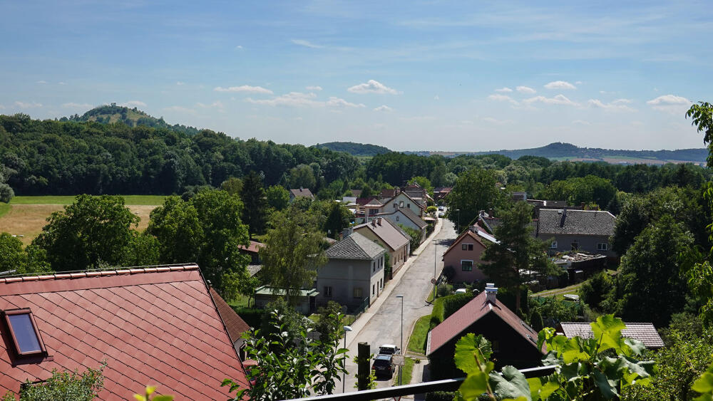 Pohled od starého hřbitova směrem k Jičínu. Vlevo na obzoru je Zebín, vpravo Veliš.