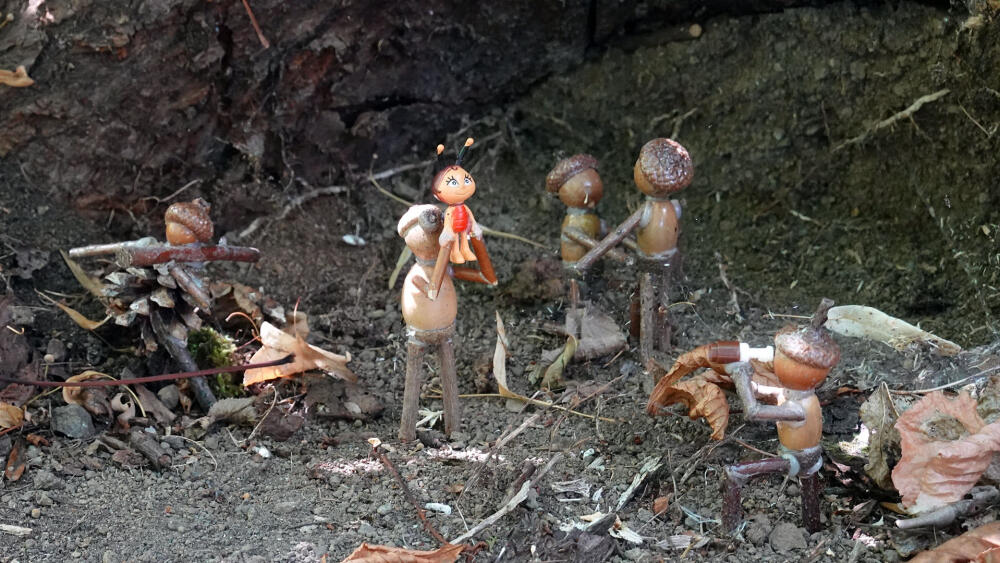Detail předchozího celku. Typičtí Dubánci Libuše a Romana Hurtíkových.