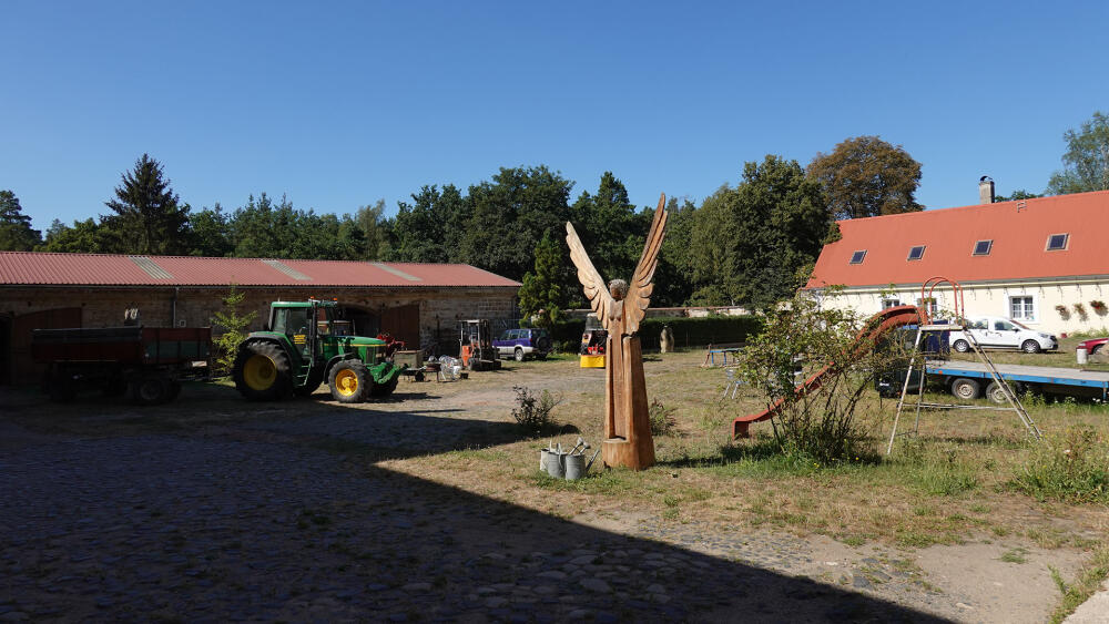 Původní ideou bylo vytvořit "statek poznamenaný kumštem".