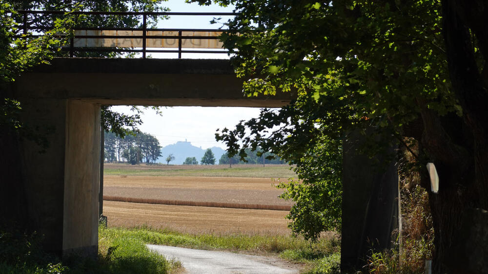 Farma leží přímo nad Peklem, na dohled je Bezděz a další poklady Máchova kraje. O hosty tedy není nouze.