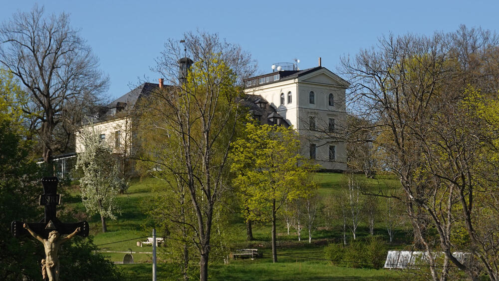 Mcelský zámek byl postaven pravděpodobně roku 1653 hrabětem Janem Kristiánem z Valdštejna. Roku 1841 dostal dnešní klasicistní podobu. Před totální devastací ho roku 2001 zachránili manželé James a Inéz Cusumanovi. Dnes areál funguje jako luxusní hotel.