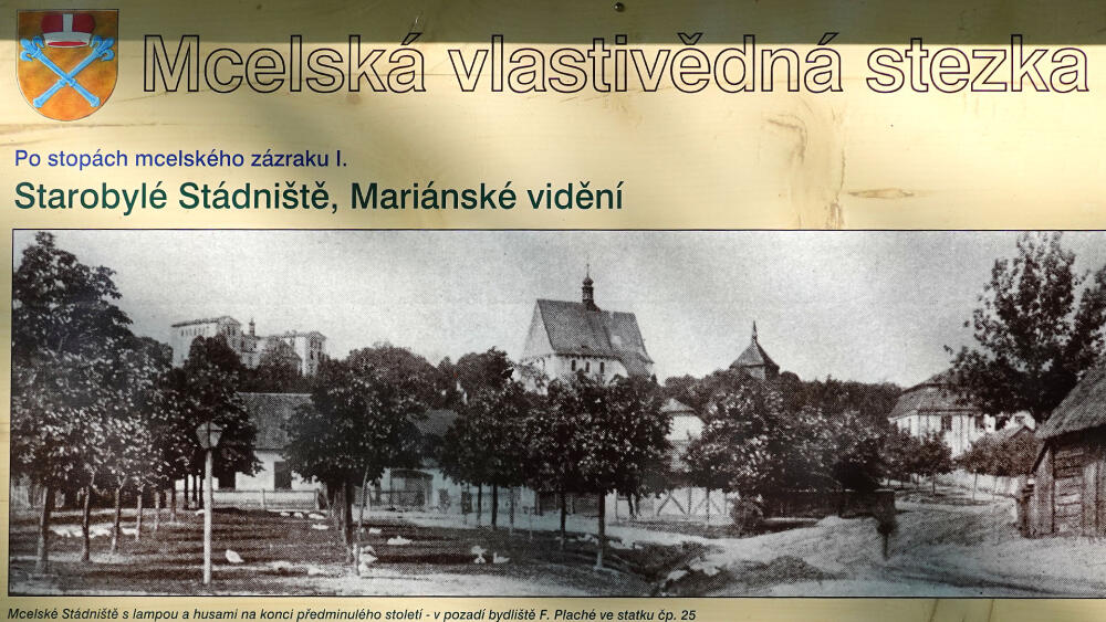 Stádniště na historické fotografii. Na obzoru je z leva do prava vidět zámek, kostel, zvonice a fara.