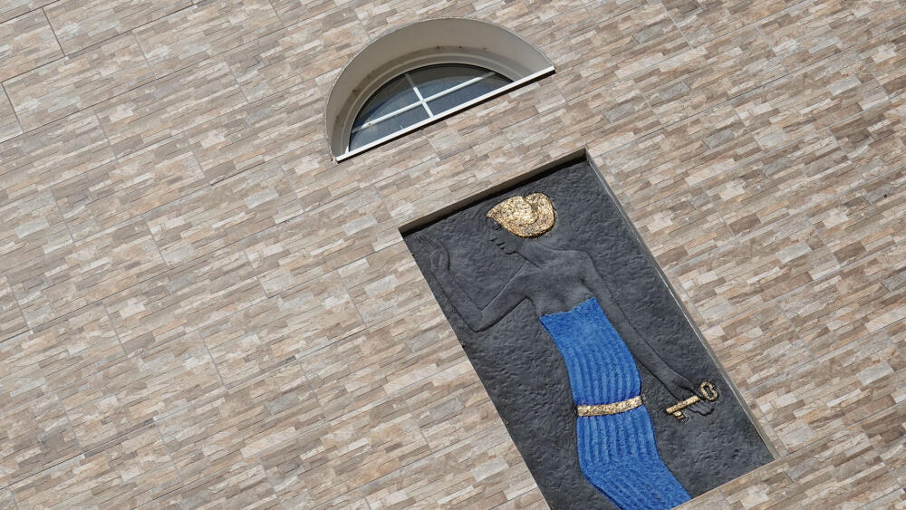 Detail fasády, jedna z Klíčnic od Olbrama Zoubka.