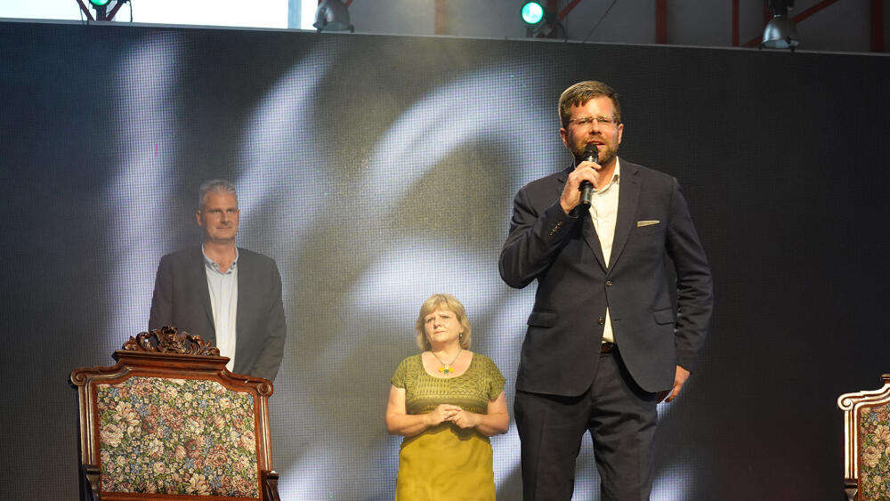 David Pastva, ředitel projektu Crystal Valley. V pozadí krajská radní Květa Vinklátová a liberecký radní Jiří Šolc.