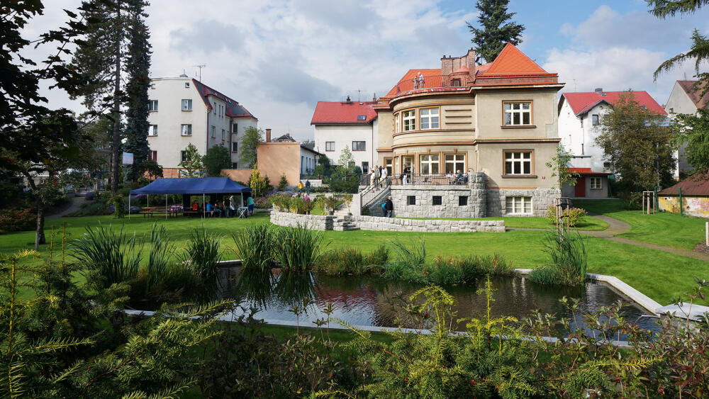 Schneiderova vila, pohled od jezírka, které je součástí architektonické koncepce zahrady.