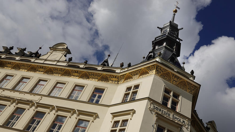Výrazné architektonické prvky, zdobení, extravagantní věž, to jsou nepřehlédnutelné rysy ZŠ Komenského v Jilemnici.