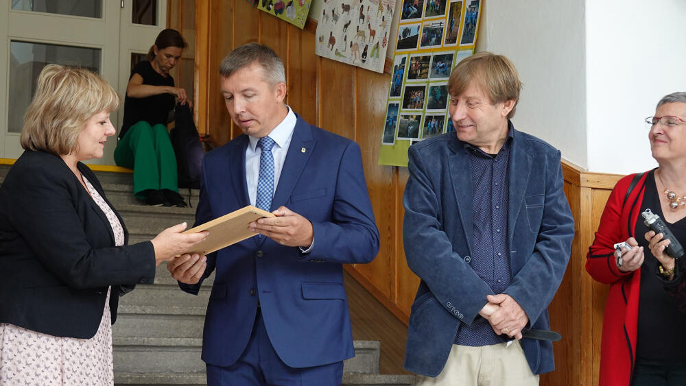 Součástí ceny je skleněná pamětní tabulka a finanční odměna 50 tisíc korun.