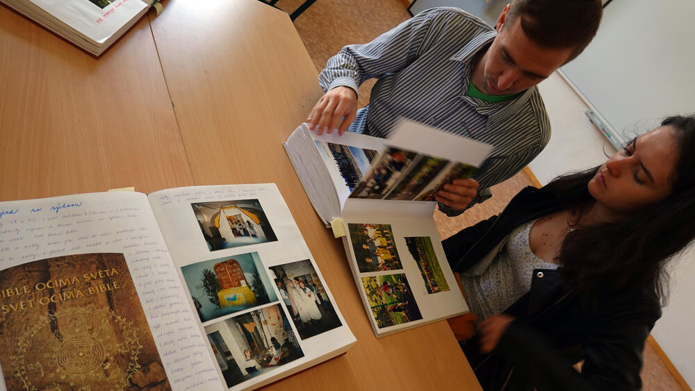 Listování školními kronikami. Ty nejstarší jsou již uloženy v semilském archivu.