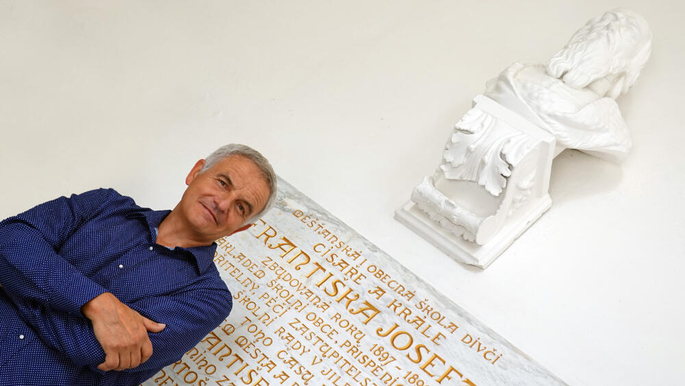 Václav Korbelář, ředitel školy, Jan Ámos Komenský a pamětní deska připomínající, že škola byla otevřena jako Měšťanská i obecná škola dívčí císaře a krále Františka Josefa I.