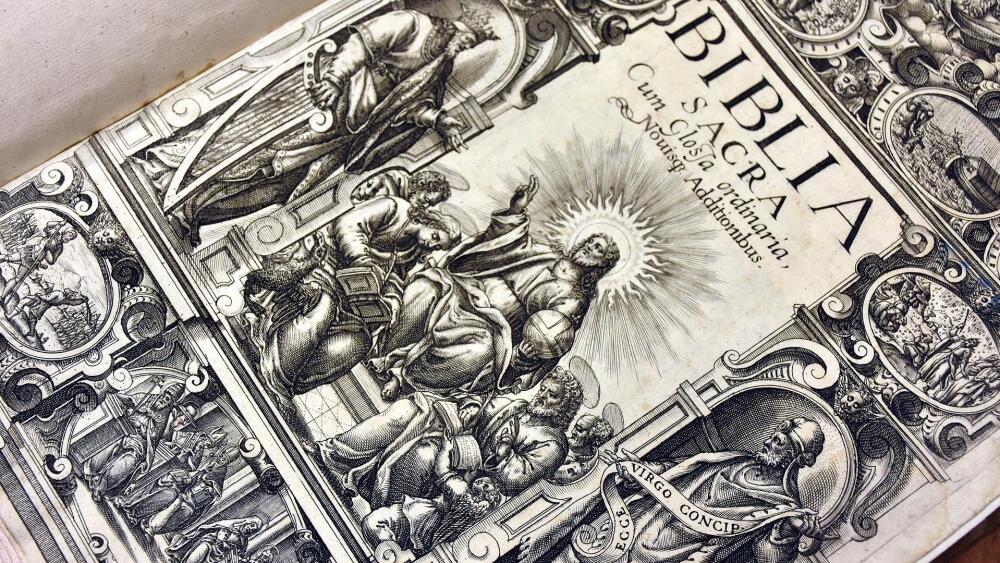 Detail z úvodu jedné Bible.
