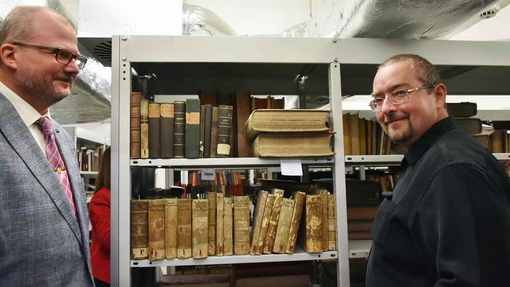 Knihovníci františkánské knihovny kláštera u Panny Marie Sněžné v Praze, pánové Jan Maloušek (vlevo) a Jan Kašpar, správci historických fondů. 