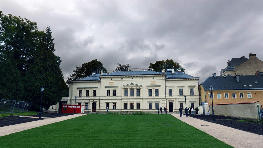 Trávník před palácem má být veřejně přístupný.