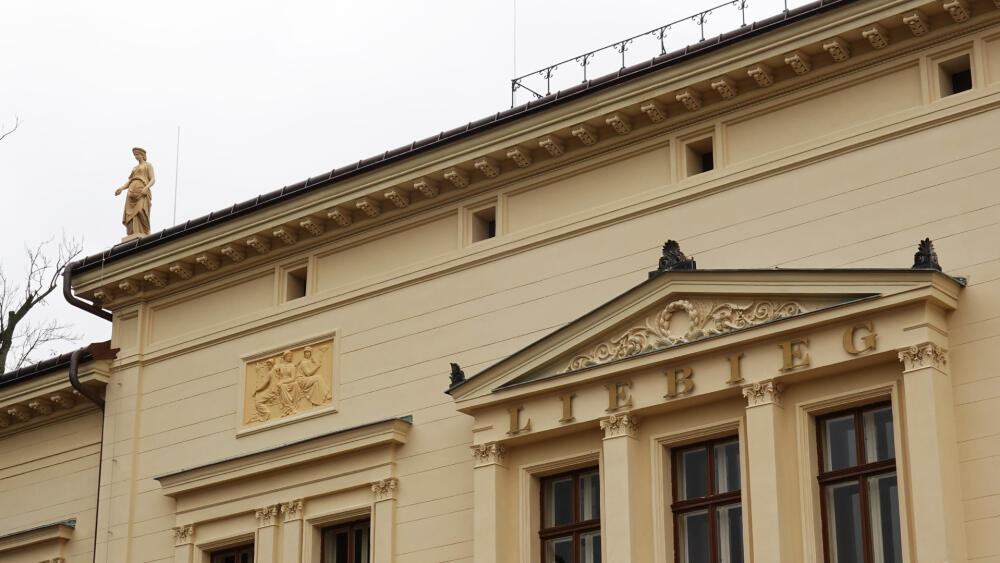 Střecha paláce je opatřena zábradlím a za určitých podmínek má být přístupná veřejnosti.