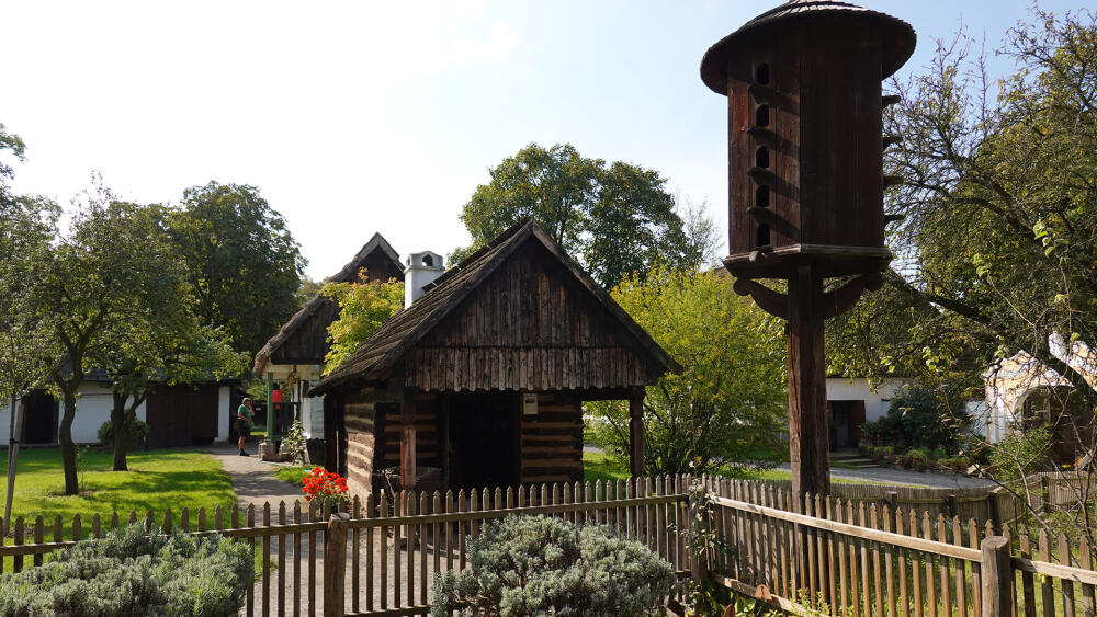 Kromě originálů jsou ve skanzenu také věrné repliky, například tento holubník.