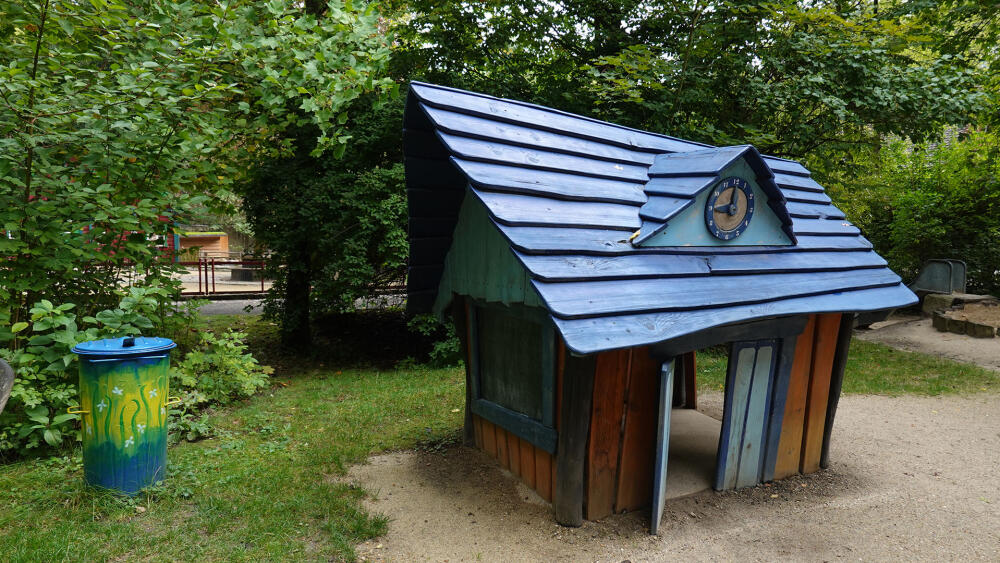 Pro žitavskou ZOO jsou typické všude umístěné herní prvky a nejrůznější atypické stavby a stavbičky.