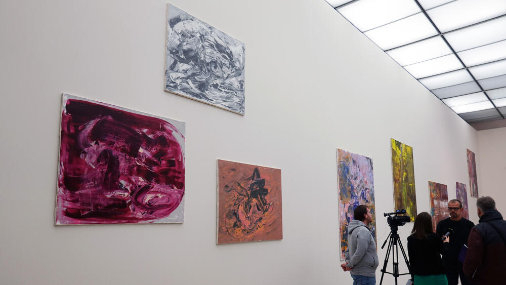 Plesl v Lázních nevystavuje jen krajiny. Na levé straně fotografie seřazeny visí: Studie v purpurové, Studie monstra a Anděl a skála.