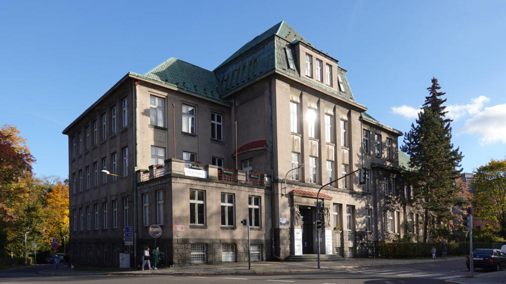 Střední průmyslová škola textilní je památkově chráněný objekt.