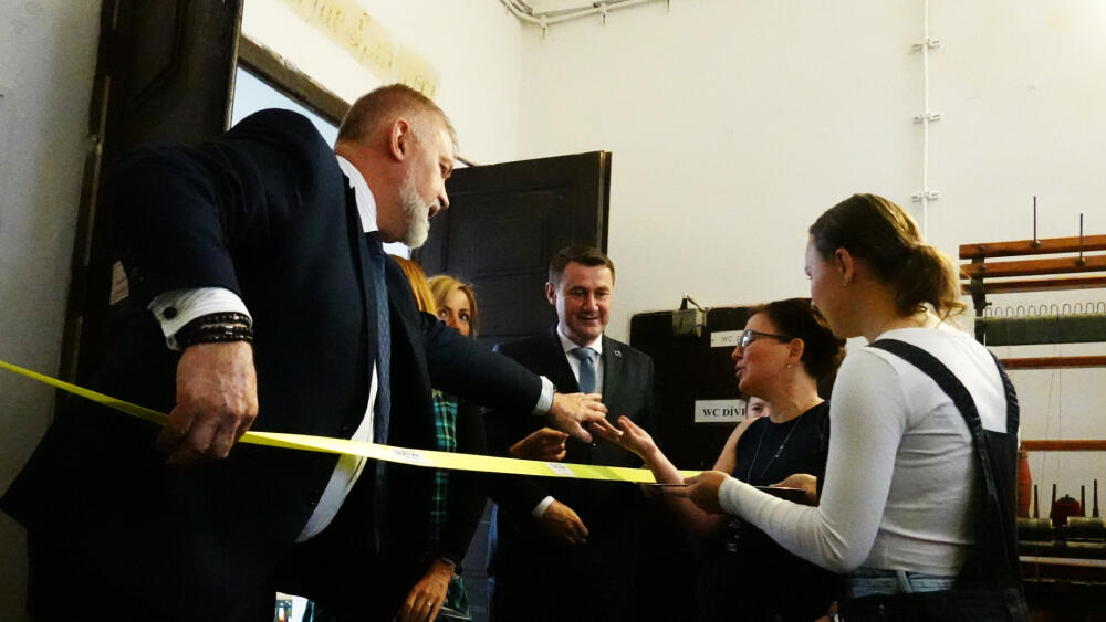 Stříhala se páska zrekonstruovaných dílen, jen se dohodnout, v jakém pořadí se bude stříhat.