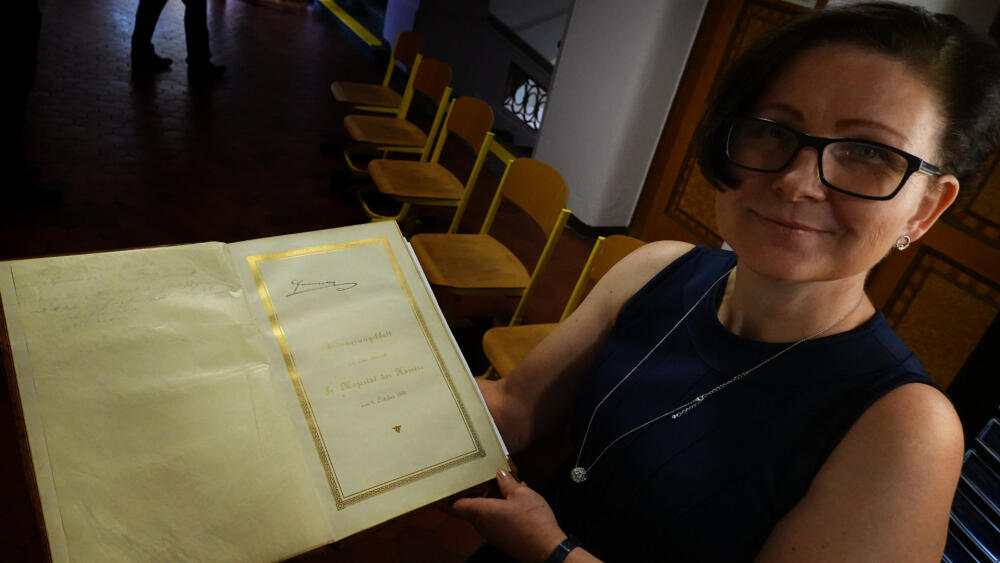 Ředitelka SPŠT Jana Kočí ukazuje kroniku školy se zápisem císaře Františka Josefa I. z roku 1891.