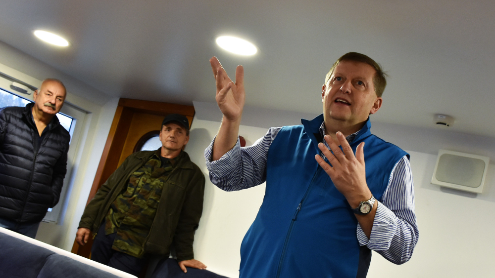 Hovoří Viktor Šedivý, předseda představenstva Regata Čechy a.s., za ním stojí Vladimír Reichert, předseda představenstva Regata Máchovo jezero a.s. (vlevo) a Jiří Holub, místostarosta Doks a ředitel  o.p.s. Máchovo jezero.