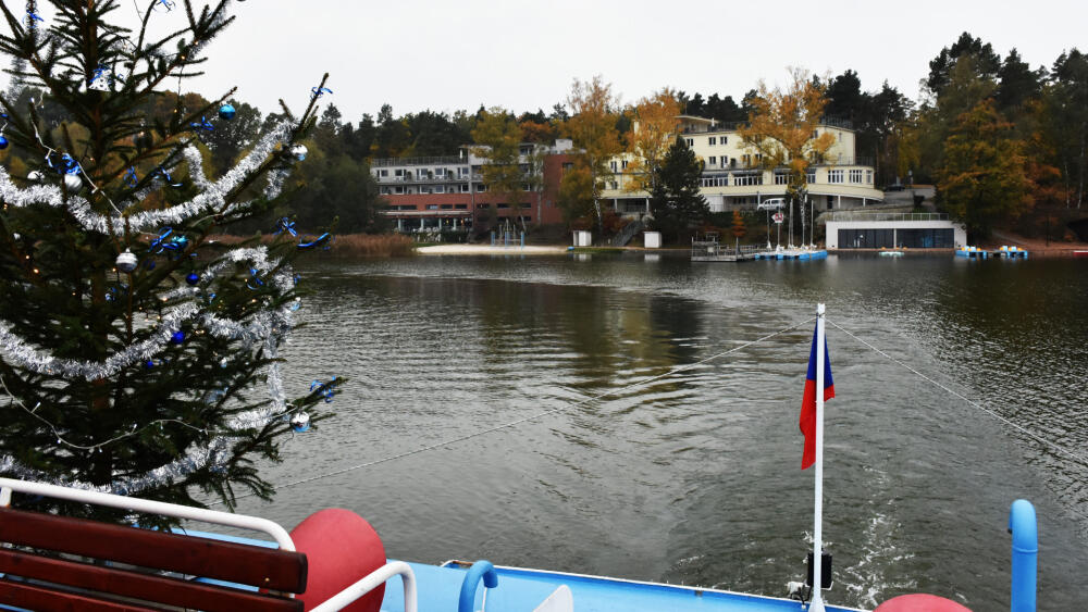 Míjíme hotel Port.
