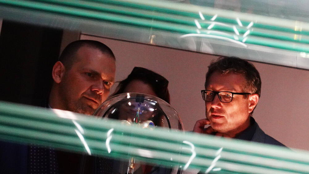 Ministr kultury Martin Baxa (vlevo) využil příležitosti a v doprovodu šéfkurátora Petra Nového si důkladně prohlédl celé muzeum.