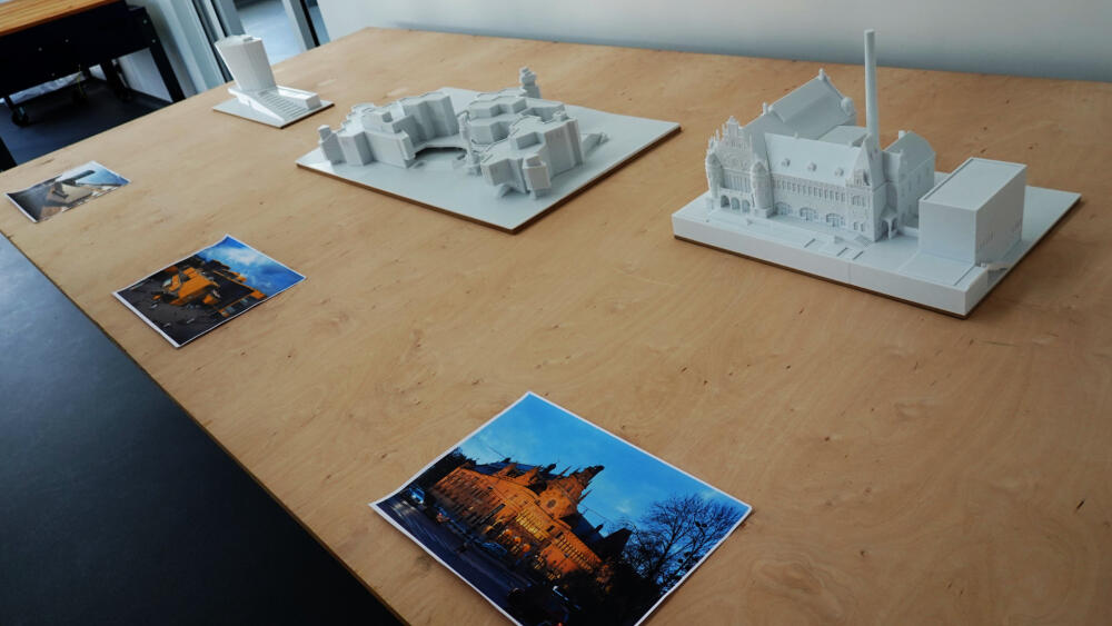 Modely budov si fakulta připomíná své slavné architekty, ať již autory staveb nebo rekonstrukcí staveb historických.