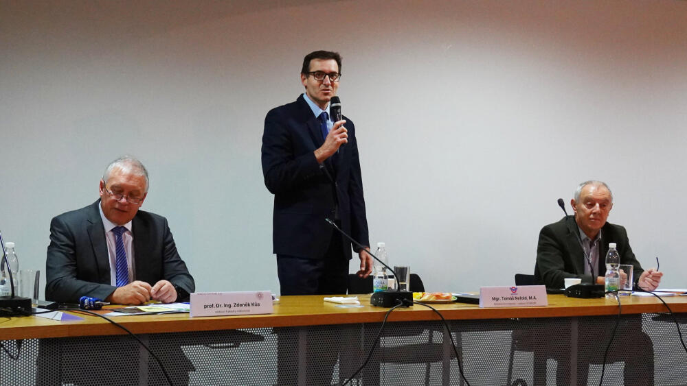 Zdeněk Kůs, vedoucí katedry oděvnictví (vlevo), Tomáš Neřold, vedoucí SO BESIP a Miroslav Tichý, ředitel odboru Speciální textilie VÚB a.s. Ústí nad Orlicí.